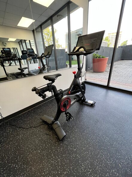 Building Photo - 450 W 7th St