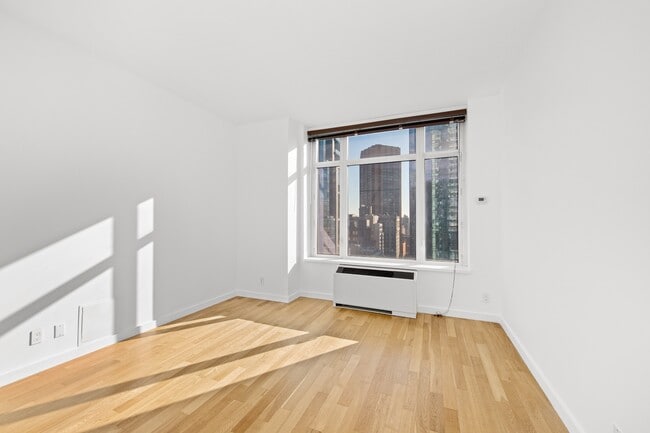 Building Photo - 325 5th Ave