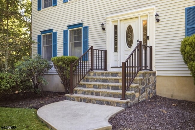 Building Photo - 2057 Lakeside Dr W