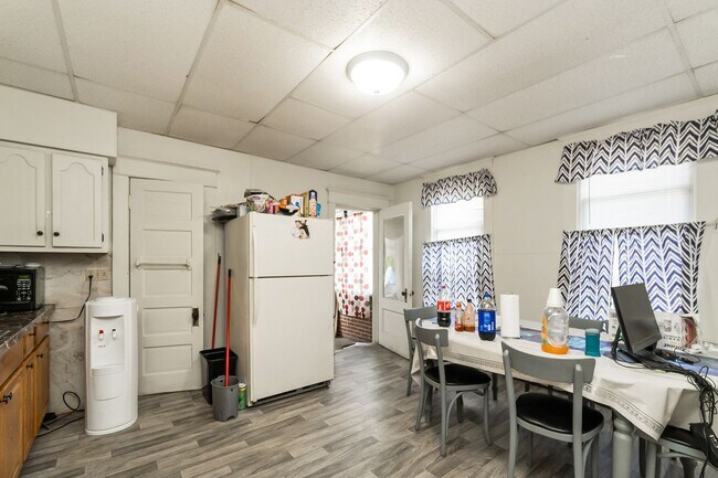 Building Photo - ? Spacious 3-Bedroom Home in Allentown – M...