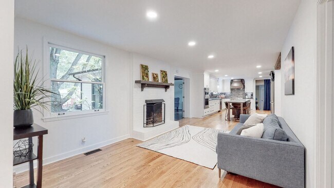 Building Photo - **RENOVATED COLONIAL ON OVER AN ACRE ZONED FOR WILLIAMSON COUNTY BRENTWOOD SCHOOLS**