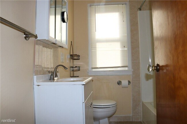 Building Photo - 2 br, 1 bath House - 83 Britton Road