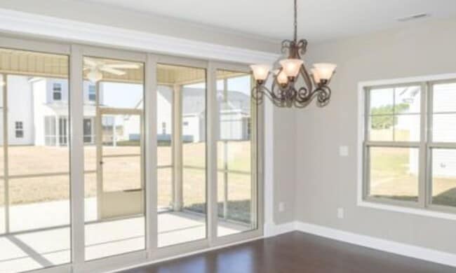 Building Photo - NEW LISTING- 4 bd/ 2.5 ba located MINUTES ...