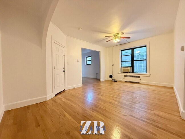Building Photo - 240 Sullivan Pl