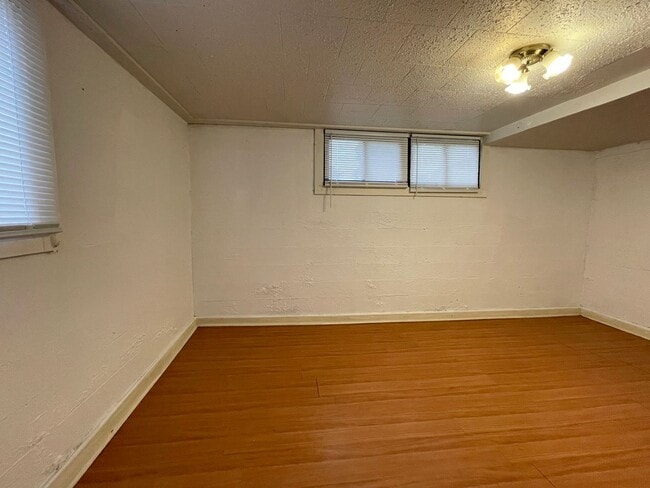 Building Photo - House Near Mississippi Ave with Fenced Yard