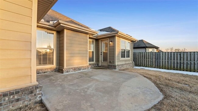 Building Photo - 3960 Deerhurst St