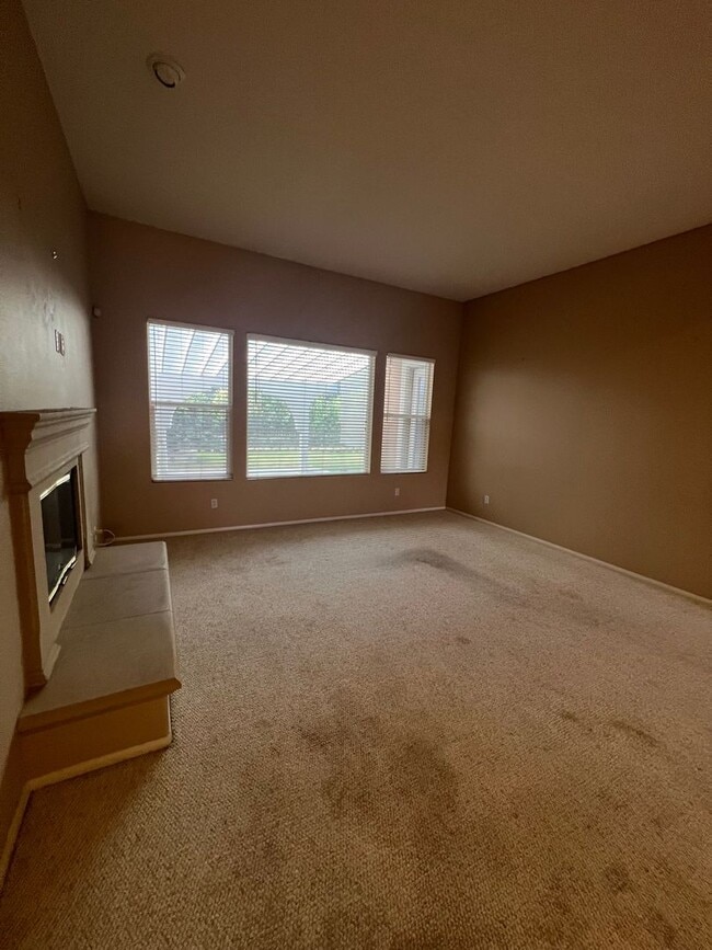 Building Photo - 4420 Putting Green Dr