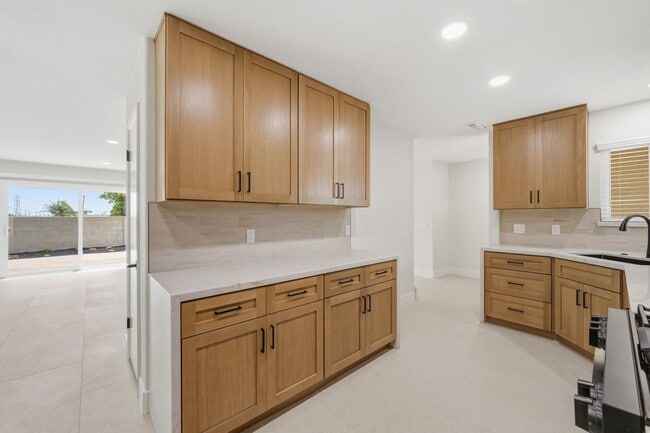 Building Photo - Flexible 5-Bedroom Home with BRAND NEW Designer Upgrades