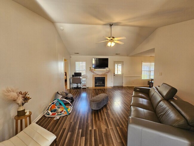 Building Photo - NEW LISTING!!!! Dont Miss Out