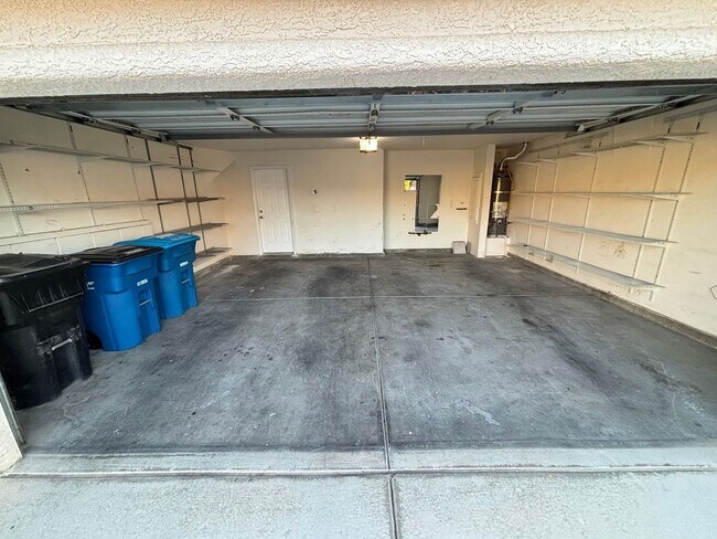 Building Photo - Spacious 3Bed/3Bath Two Story Home Located...