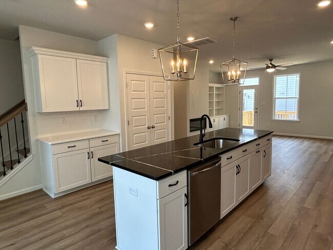 Building Photo - Luxury End-Unit Townhome with 2-Car Garage, Deck & Bonus Room – Available June 5!