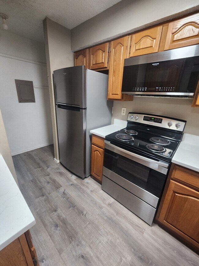 Building Photo - 1 bed 1.5 bath at Sagewood Condominiums, 2...