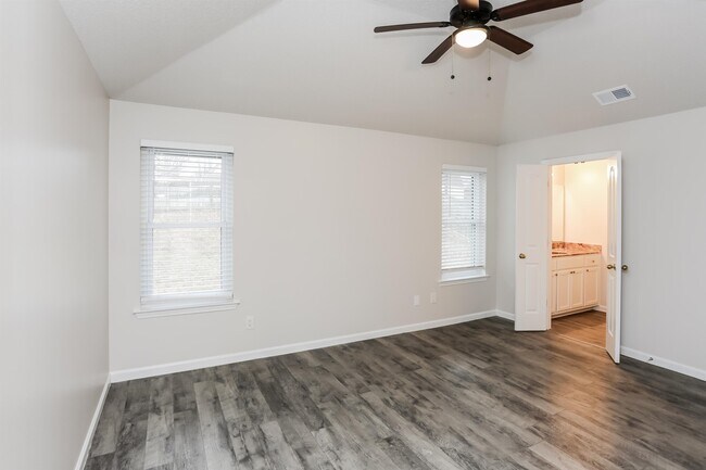Building Photo - 10426 Redmond Cir N