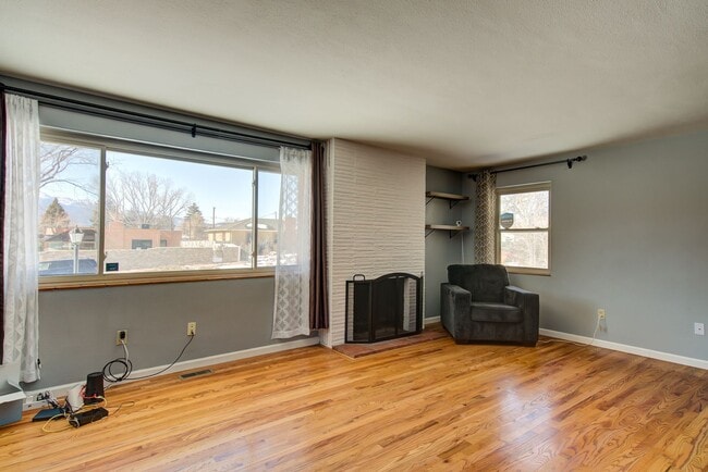 Building Photo - Ranch Style Brick home, charming and convenient!