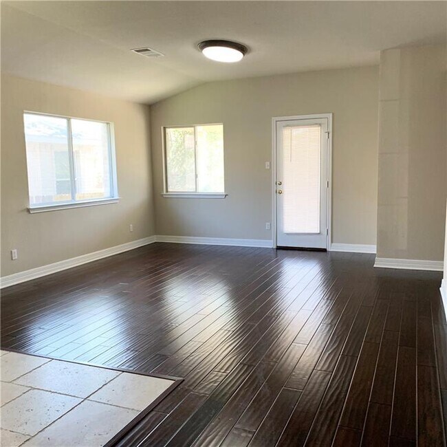 Building Photo - 1517 Darjeeling Dr