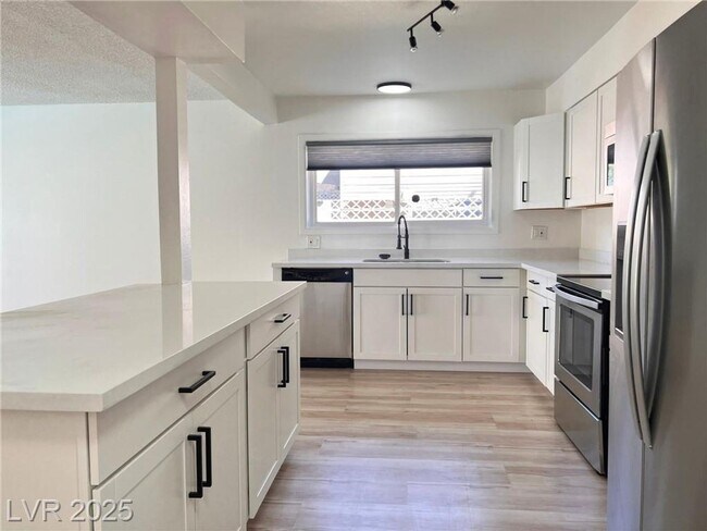 Building Photo - Stylish 4-Bed Home with Pool, Spa & No HOA...