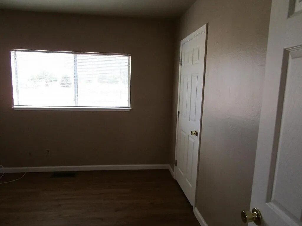 Building Photo - 1905 Claus Rd