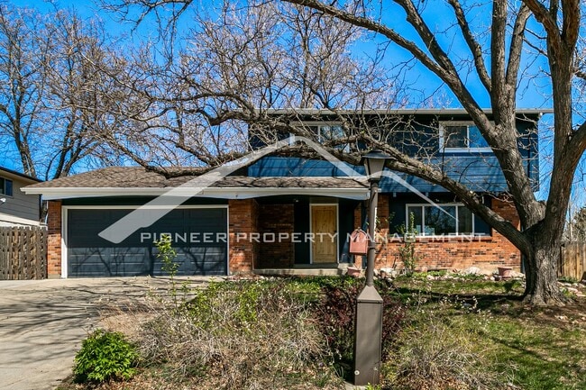 Building Photo - Beautiful Updated Home Conveniently locate...