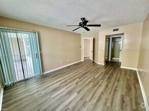 Building Photo - 2 br, 2 bath Condo - 2604 SE 21st Ct # A202