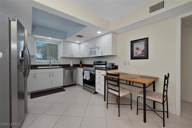 Building Photo - 215 Cypress Way E
