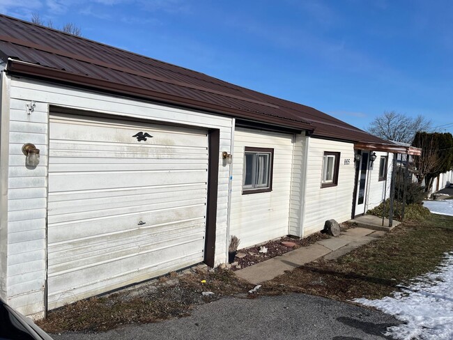 Building Photo - 2-Bedroom Ranch Home