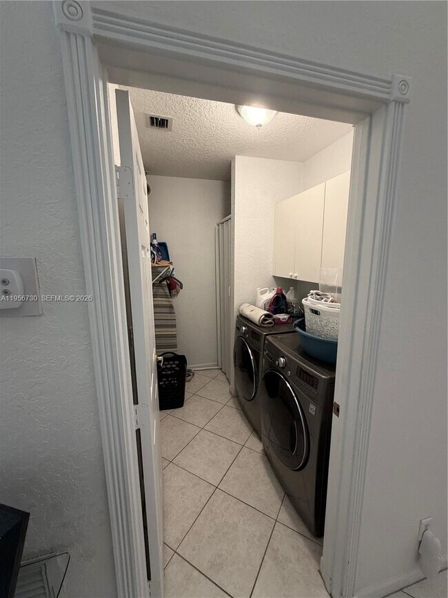 Building Photo - 10390 Utopia Cir E