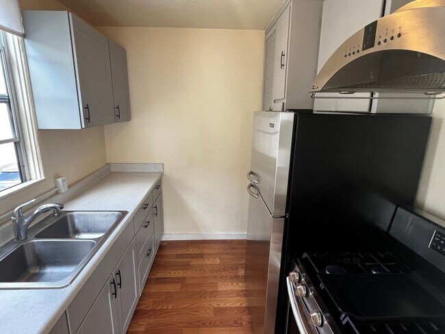 Building Photo - Oregon St. Triplex