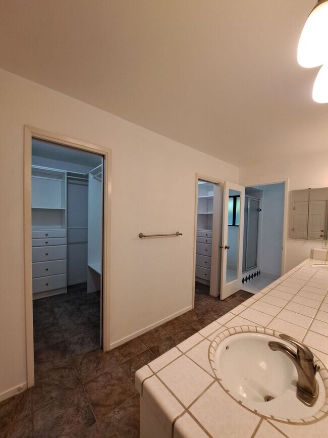Building Photo - MOVE IN SPECIAL: Half OFF the 1st Month's ...
