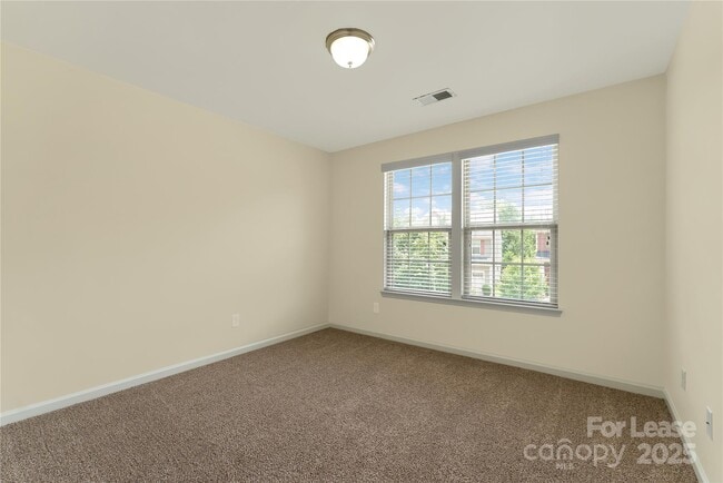 Building Photo - 1818 Fleetwood Dr