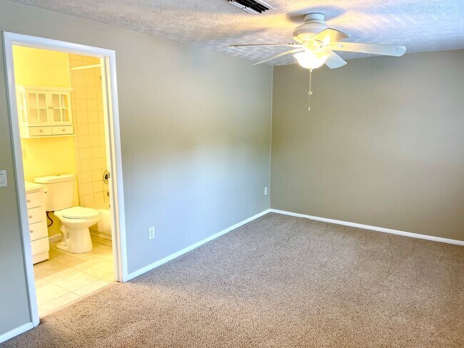 Building Photo - Welcome to this charming 3-bedroom, 2.5-ba...