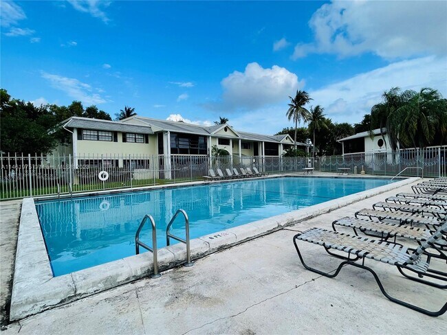 Building Photo - 925 NE 199th St