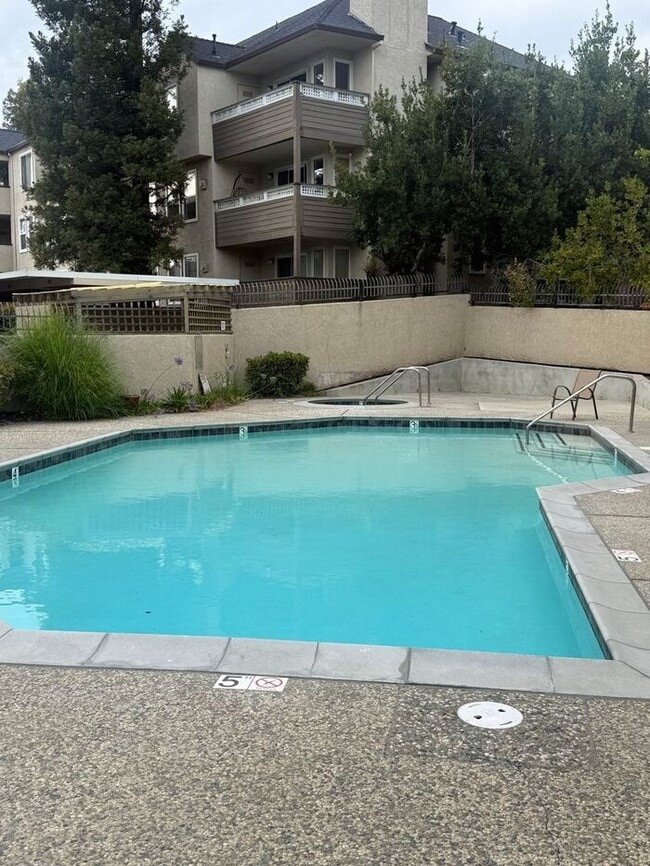 Building Photo - Nice 2 Bedroom 2 Bath Condo