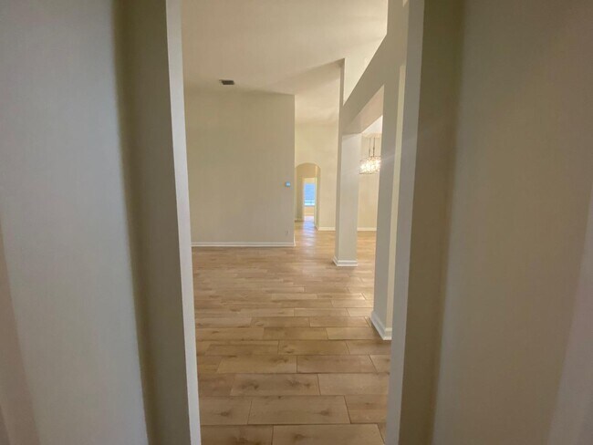 Building Photo - Your Dream Home Awaits! 5 bedroom 3 bath Single Family HOME!!