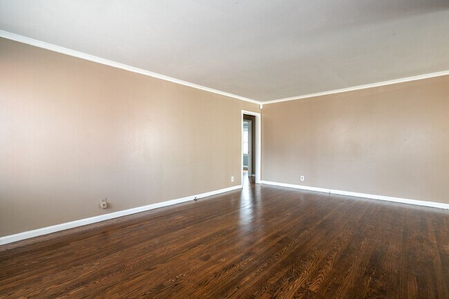 Building Photo - 3 Bedroom 1 Bath in Tulsa
