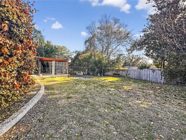 Building Photo - 2304 Country Club Rd