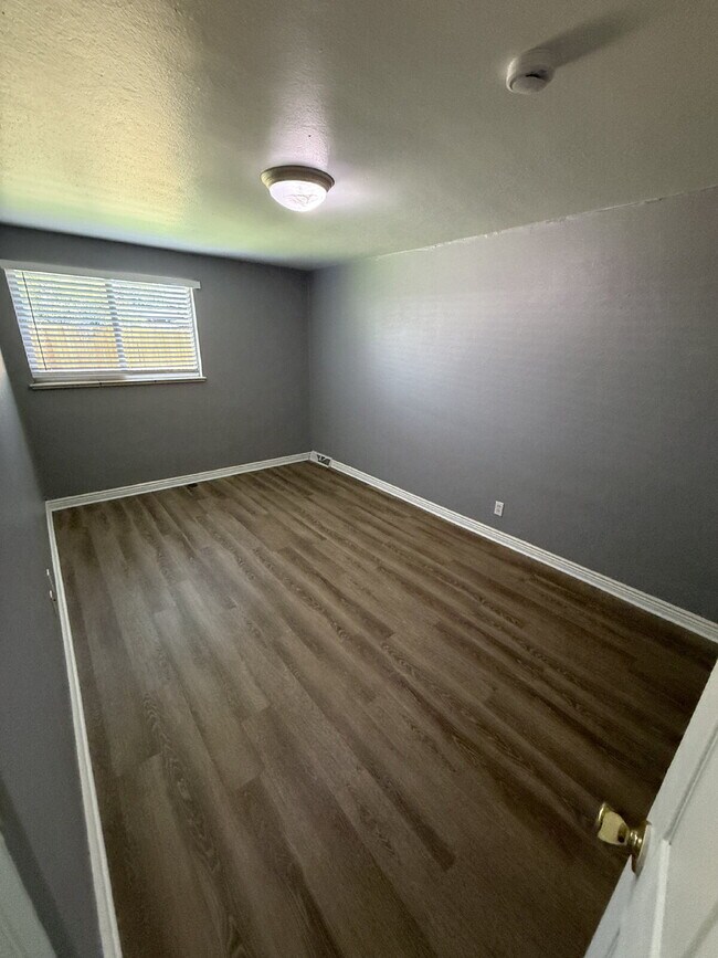 Building Photo - Freshly Updated 1-Bedroom Apartment in Denver – Move-In Ready!