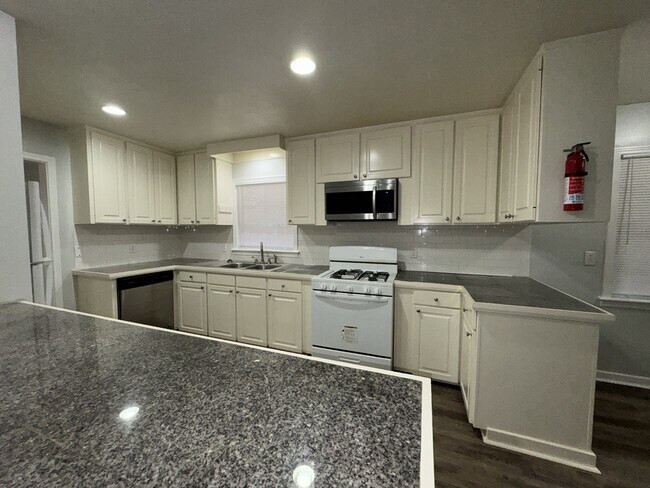 Building Photo - 304 Colonial Cir