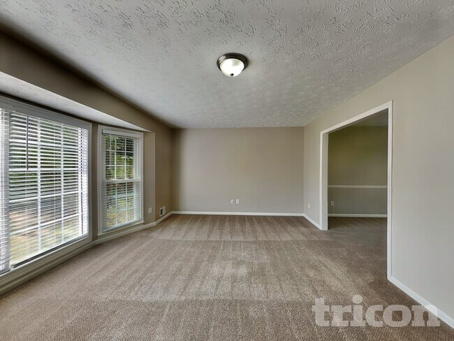 Building Photo - 425 Monivea Ln