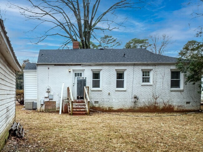 Building Photo - "Charming 3-Bedroom Home with Gleaming Hardwood Floors & 2 Full Baths in Prime Charlotte Location!"