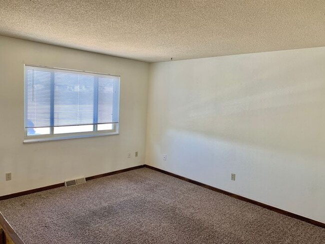 Building Photo - 2 Bed/2 Bath Duplex