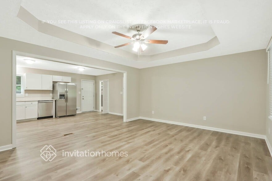 Building Photo - 300 E Country Woods Dr