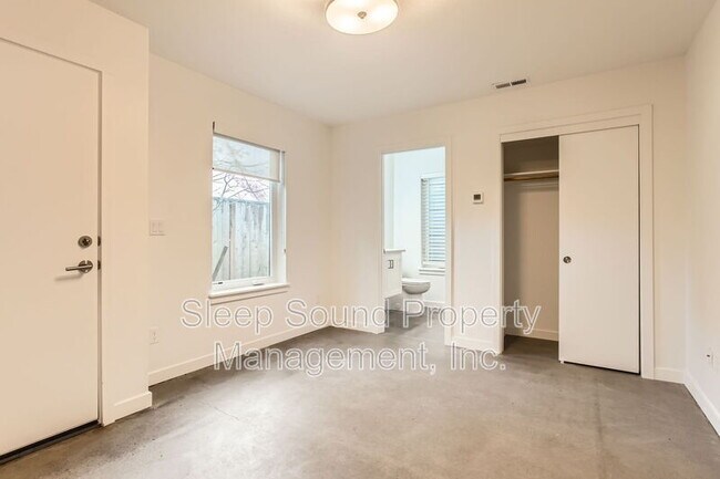 Building Photo - 1030 N Ainsworth St