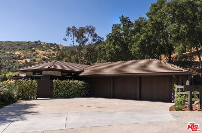 Building Photo - 6 Buckskin Ct