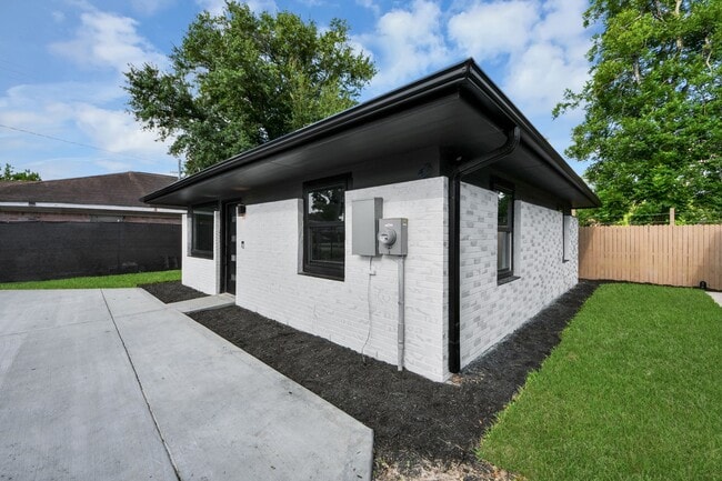 Building Photo - 6201 Batterson St