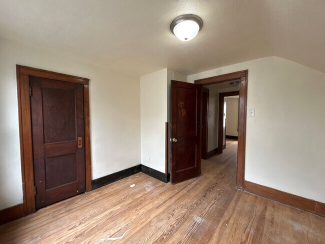 Building Photo - 1714 Roys Ave