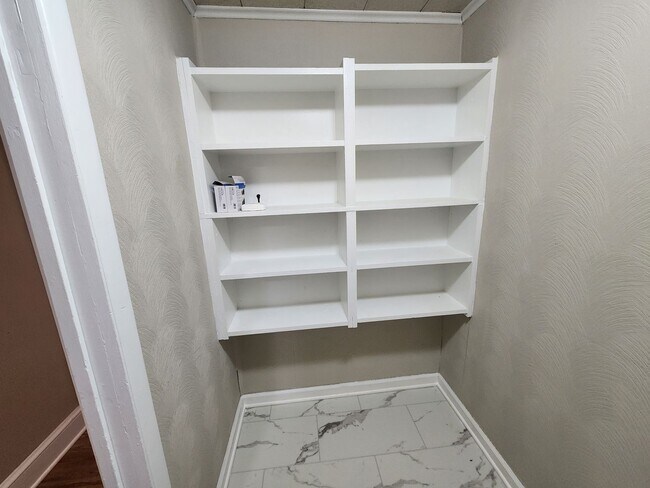 Building Photo - 651 Lincoln Way W