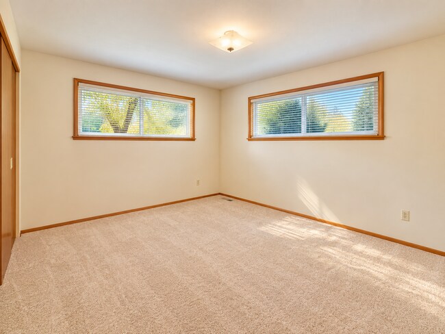 Building Photo - 10880 Dixon Dr S