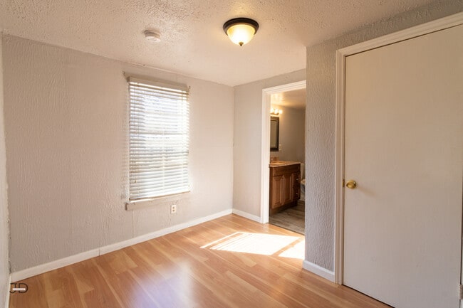 Building Photo - 2202 Monroe St