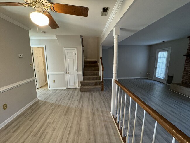 Building Photo - Great Neck area Townhome, Available Now!
