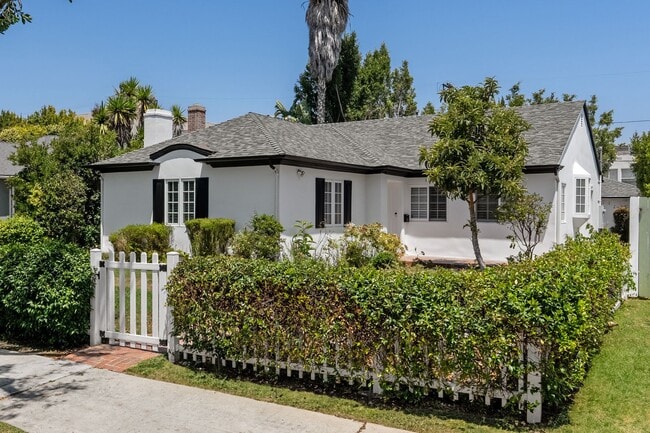 Building Photo - Designer-Done 3 Bed + 3 Bath in Prime Beve...
